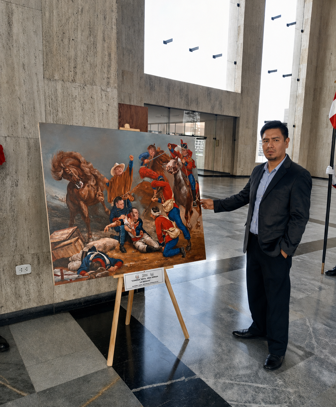 Paitanmala junto a su obra participante en el concurso